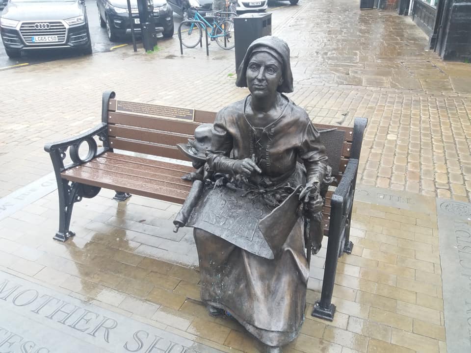 Statue de la Mère Shipton sur la place de Knaresborough