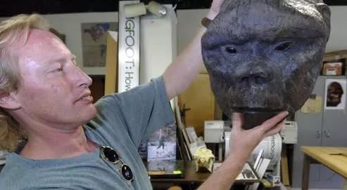 Le directeur d'un musée d'histoire naturelle de l'Idaho (États-Unis) présente le moulage en plâtre d'une tête présumée de yéti. ASSOCIATED PRESS 