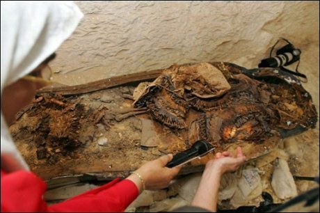 A défaut de momie, ce sont des colliers de fleurs tissées, des objets religieux et du matériel d'embaumement qui ont été découverts dans le septième et dernier sarcophage de KV63 (Courtesy of Khaled Desouki/AFP)