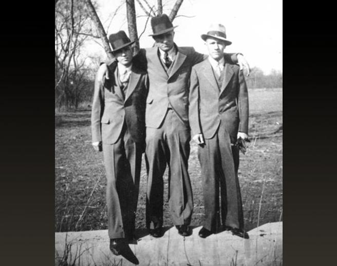 Clyde (à gauche) pose avec ses camarades de groupe Raymond Hamilton (à droite) et Henry Methvin (au centre) en janvier 1934.