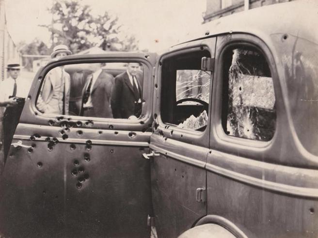 La voiture de Bonnie et Clyde après la fusillade dans laquelle ils ont perdu la vie.