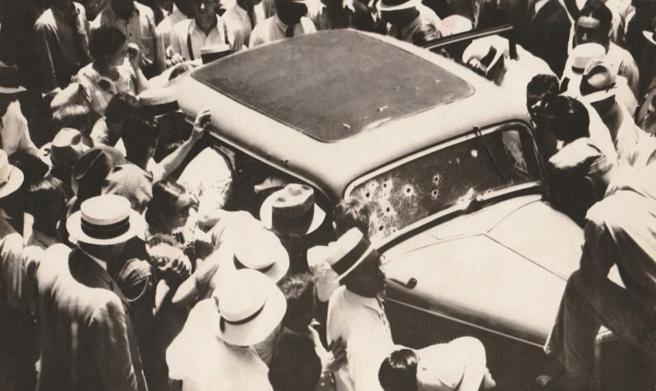 La foule s'approche de la voiture de Bonnie et Clyde.