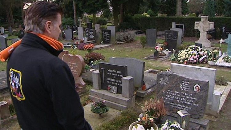 Ad van den Hurk se rend sur la tombe de sa fille