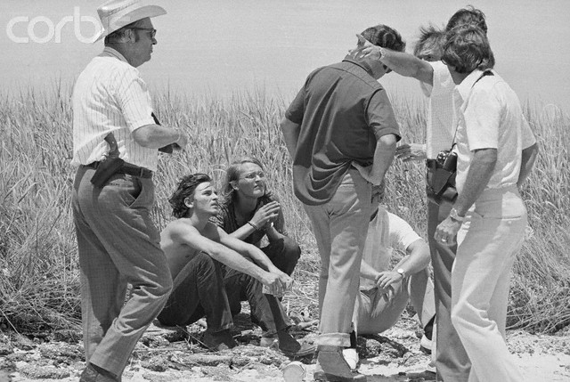 Wayne Henley et David Brooks sur High Island pendant les recherches d'autres corps. Photo : Corbis.