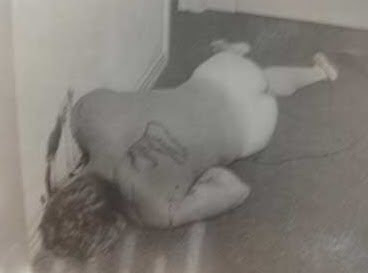 Le corps de Dean Corll près d'un mur. Il a été tué de six balles par l'adolescent Wayne Henley aux premières heures du matin du 8 août 1973. Photo : Département de la police de Pasadena.