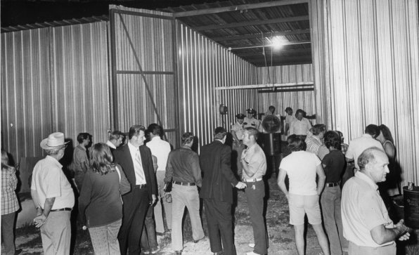 Un jour après que Wayne Henley ait déchargé un revolver sur Dean Corll, la police fouille un garage à bateaux loué par le Candy Man à la recherche de corps. Date : 9 août 1973. Photo : Greg Smith/Houston Post.