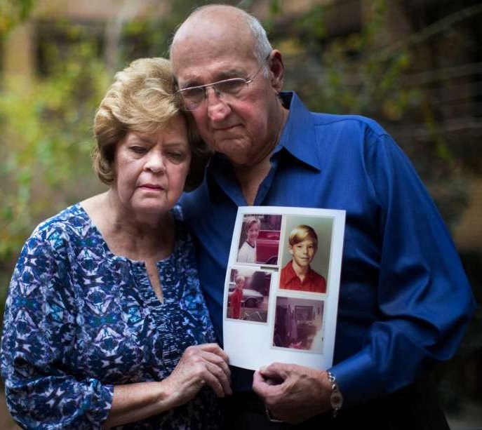 Un article du Houston Chronicle de décembre 2014 montre le couple Elaine et James Dreymala tenant un morceau de papier avec des photos de leur fils disparu des décennies plus tôt. Photo : Houston Chronicle. Date : 2014.