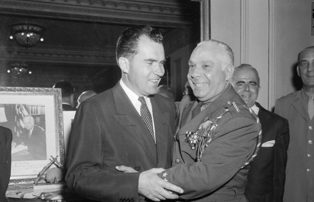 Les deux hommes qui détestaient le plus Fidel Castro en Amérique : le vice-président américain Richard Nixon et le dictateur dominicain Rafael Trujillo. Date de la photo : 1er mars 1955. Crédits : Corbis.