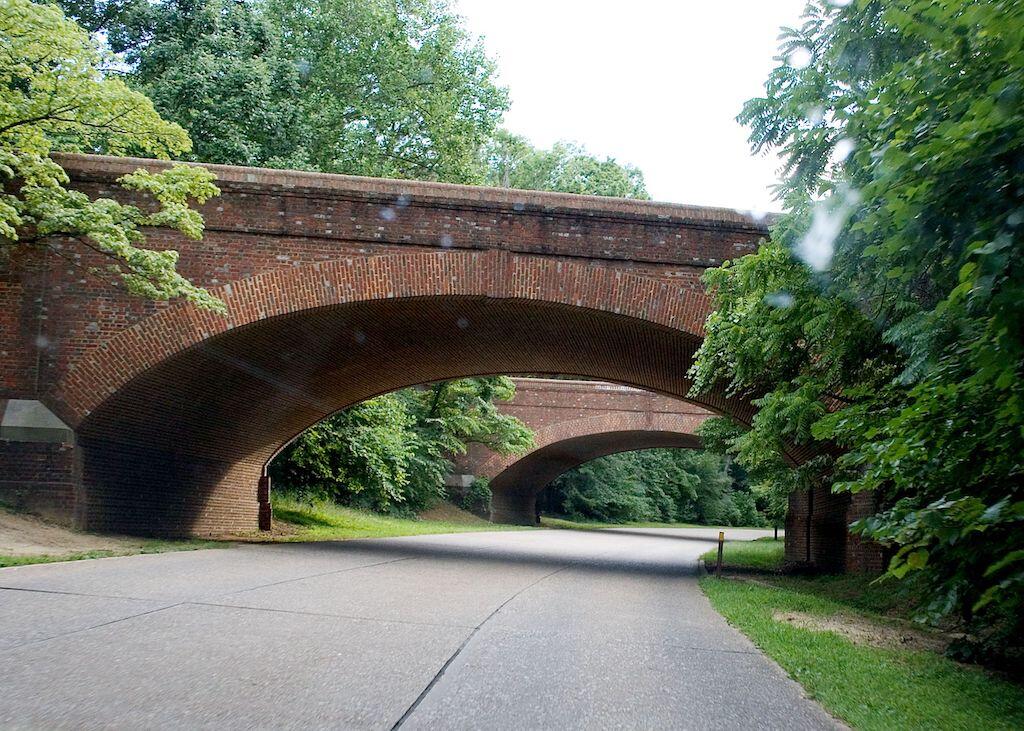Un ou plusieurs tueurs en série ont parcouru la Colonial Parkway à la fin des années 80.