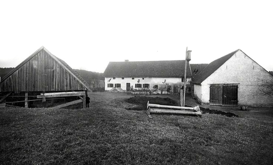 Maison Hinterkaifeck, cinq jours après l'attaque. La ferme appartenait au village de Gröbern sous le numéro 27 ½ de la municipalité de Wangen. De nos jours, c'est à Waidhofen, en Bavière, en Allemagne.