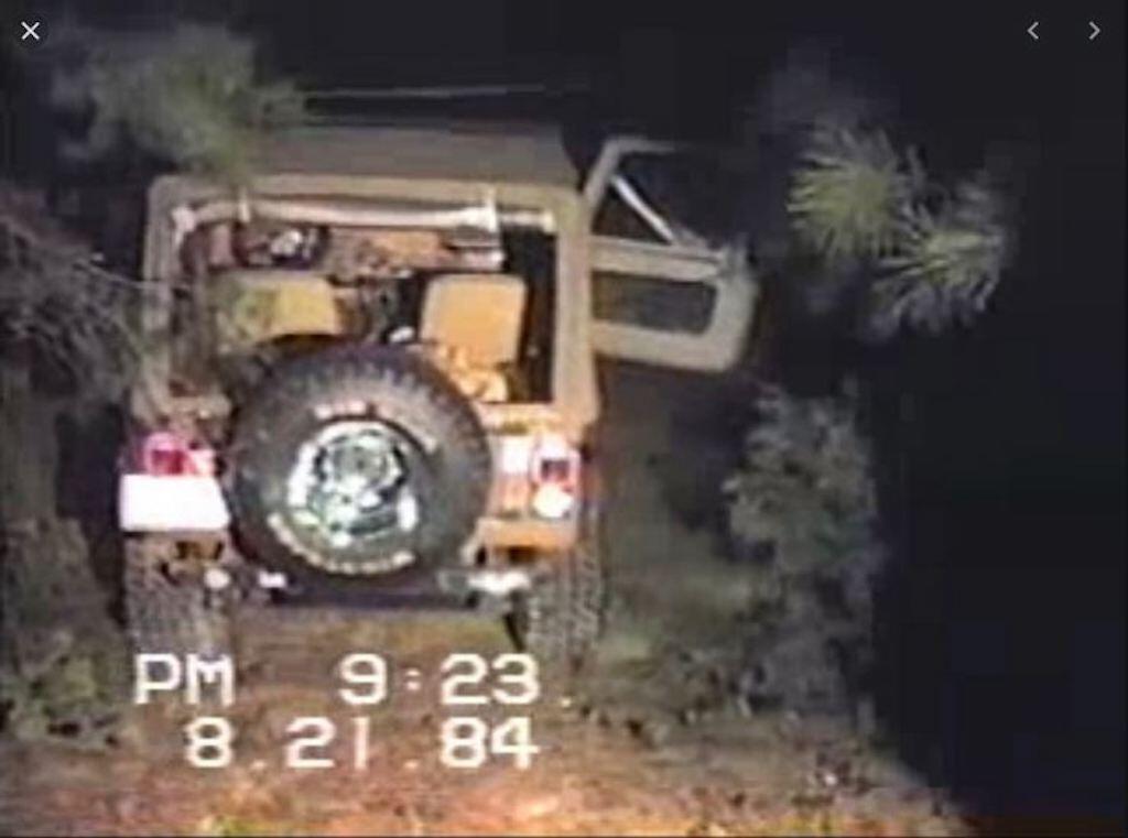 Photo de la scène de crime de la Jeep de Mike Margaret. La porte du passager était ouverte, et les clés étaient toujours sur le contact.