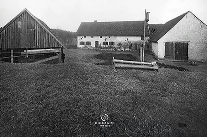 Maison Hinterkaifeck, cinq jours après l'attaque. La ferme appartenait au village de Gröbern sous le numéro 27 ½ de la municipalité de Wangen. De nos jours, c'est à Waidhofen, en Bavière, en Allemagne.