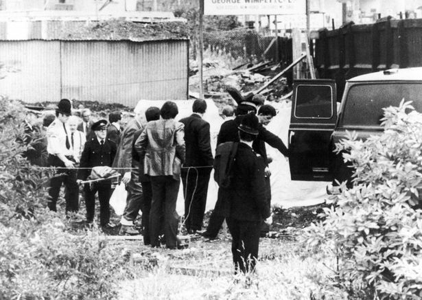 Le corps de la victime du meurtre Wanda Skala, 17 ans, est retrouvé sur un chantier de construction à Manchester, en juillet 1975.