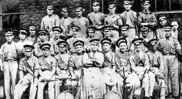 Le groupe de flûtes. Billy Fullerton est derrière le tambour, les bras croisés (au centre).