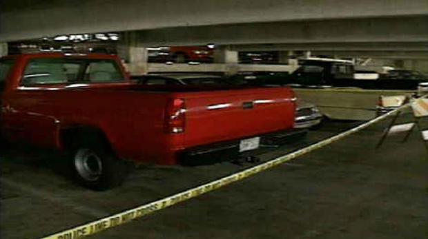 A camionete vermelha de William Reese estacionada em uma garagem de Miami. O veículo só seria descoberto meses depois de Cunanan chegar à cidade. Foto: Miami Police Department.