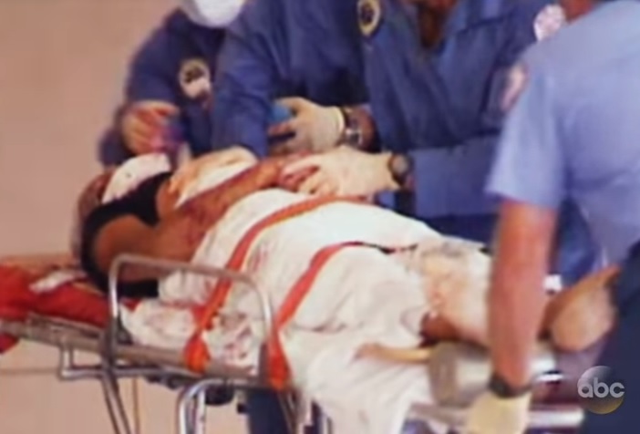 Gianni Versace é levado às pressas para o hospital, onde já chegou morto. Foto: ABC News.
