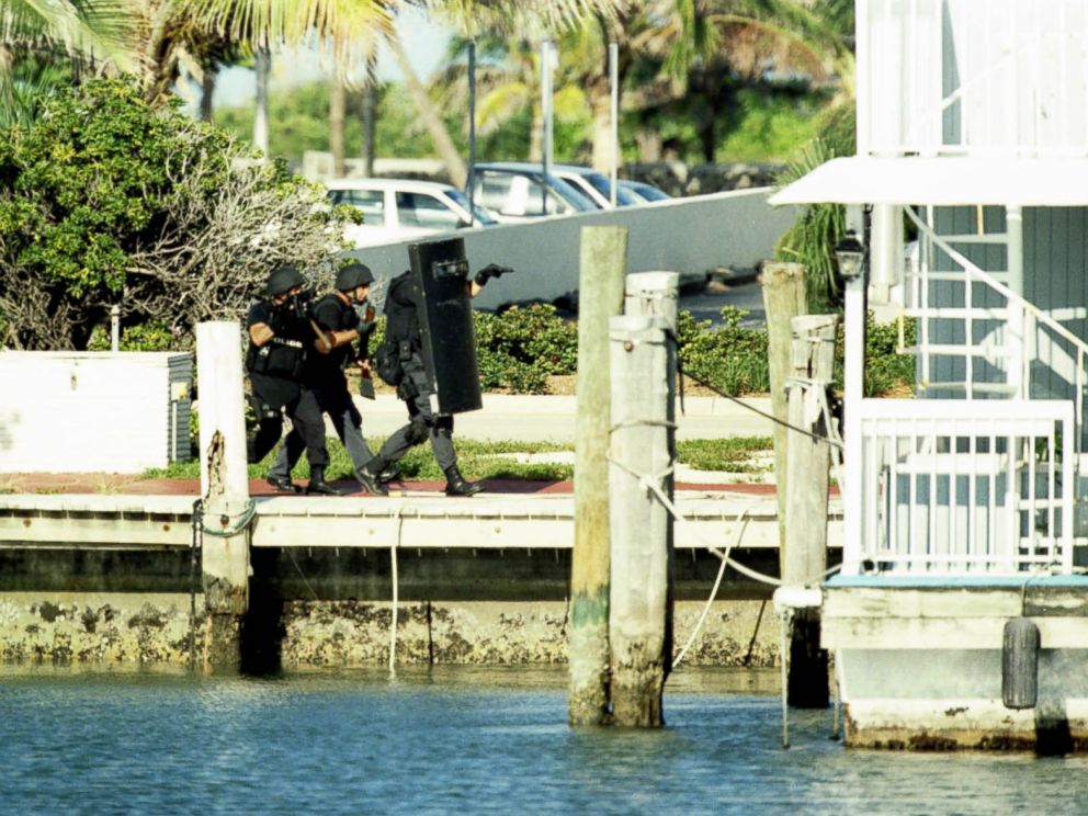 Policiais se aproximam da casa flutuante em cujo interior acreditava-se estar Andrew Cunanan. Foto: ABC News.