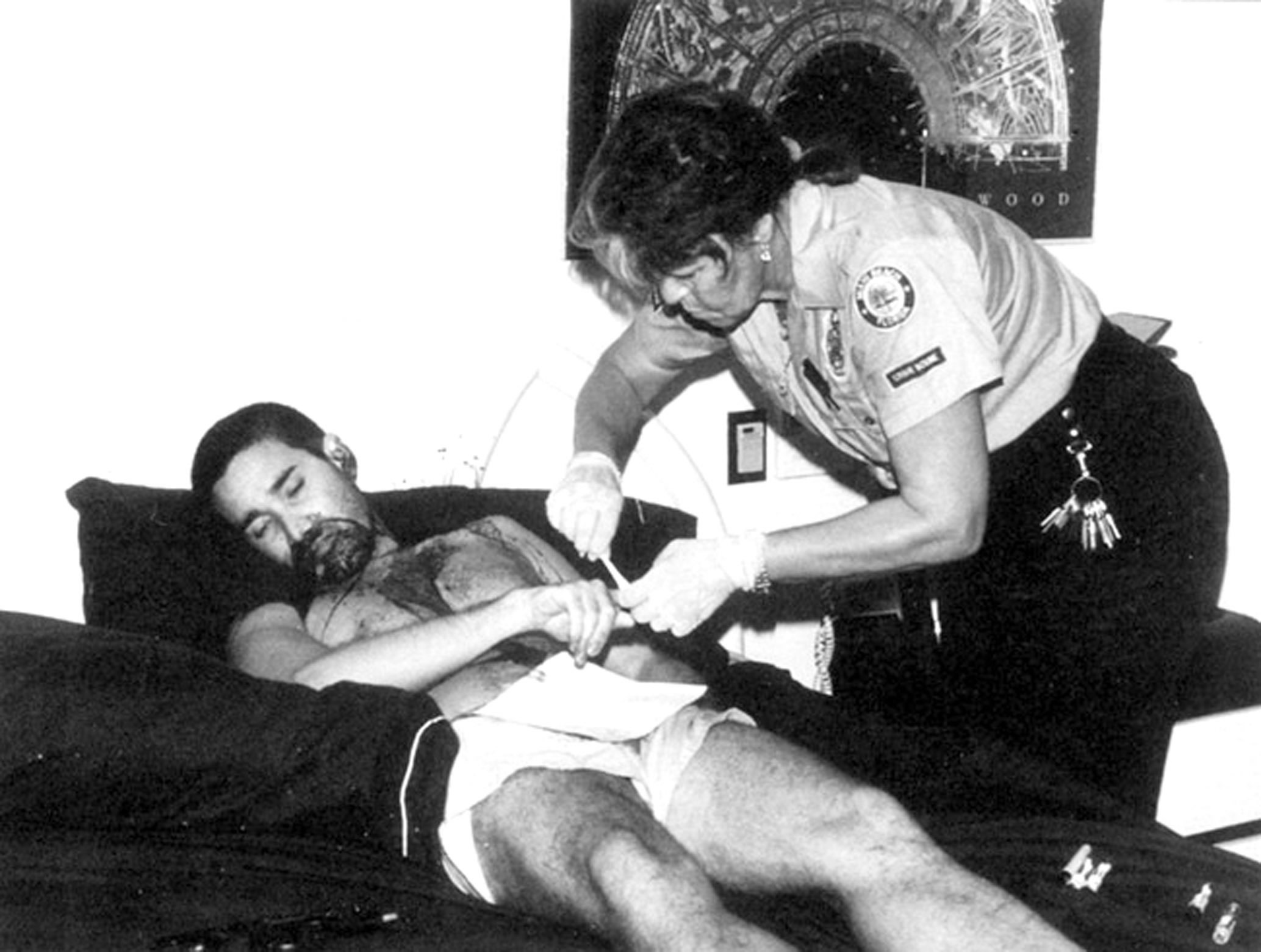 Perita retira as impressões digitais de Andrew Cunanan. Ele cometeu suicídio em 23 de julho de 1997, oito dias após matar Gianni Versace. Foto: Miami Police Department.