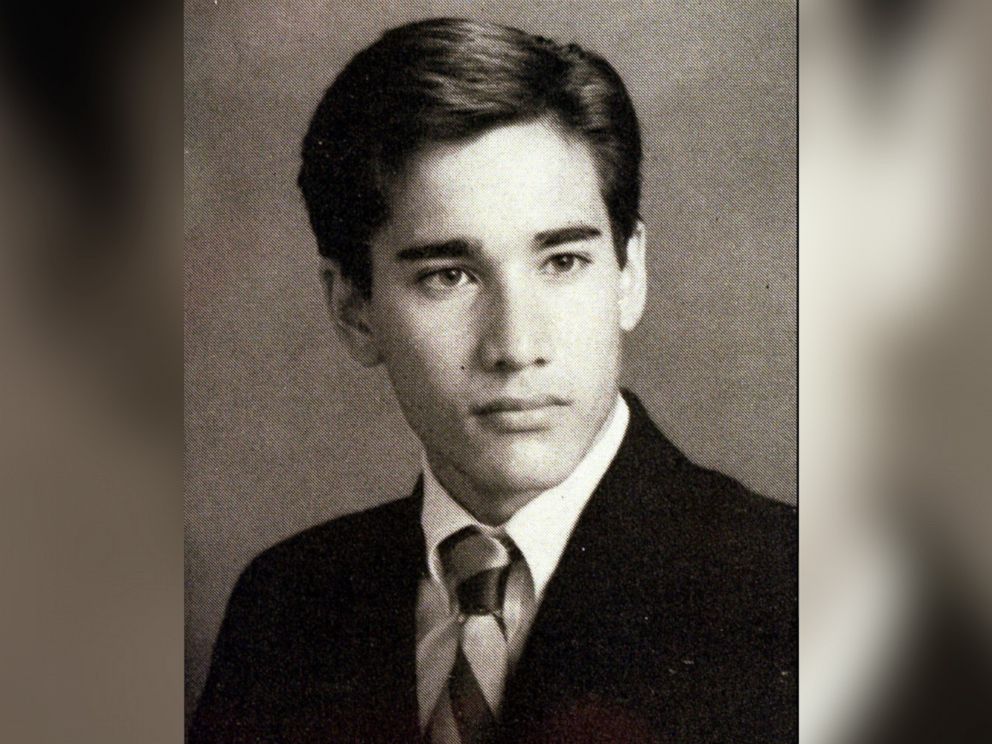 Andrew Cunanan, aos 18 anos em 1987, na foto tirada para o anuário da Bishop High School. Abertamente homossexual, Andrew começou a frequentar a noite gay de San Diego ainda adolescente. Aos 18 já era um camaleão social. Foto: ABC News.