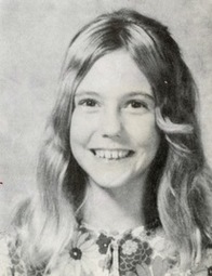 Le 8 avril 1981,les corps de Georgia Geer , 14 ans, et de son amie, Brooks Bracewell, 12 ans (ci dessus), tous deux de Dickinson, ont été identifiés à partir d'ossements trouvés dans une région éloignée près d'Alvin, après que les élèves du collège ont séché les cours le 6 septembre. 1974. Vu pour la dernière fois dans une épicerie. Les enquêteurs vérifient les similitudes entre les décès de 17 filles et jeunes femmes tuées dans la région de Houston au début des années 1970.