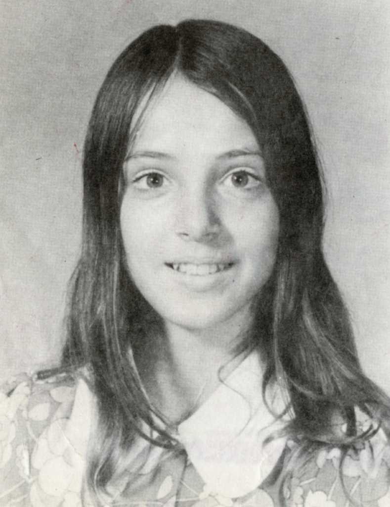 Le 8 avril 1981,les corps de Georgia Geer, 14 ans, et de son amie, Brooks Bracewell, 12 ans, tous deux de Dickinson, ont été identifiés à partir d'ossements trouvés dans une région éloignée près d'Alvin, après que les élèves du collège ont séché les cours le 6 septembre. 1974. Vu pour la dernière fois dans une épicerie. Les enquêteurs vérifient les similitudes entre les décès de 17 filles et jeunes femmes tuées dans la région de Houston au début des années 1970.