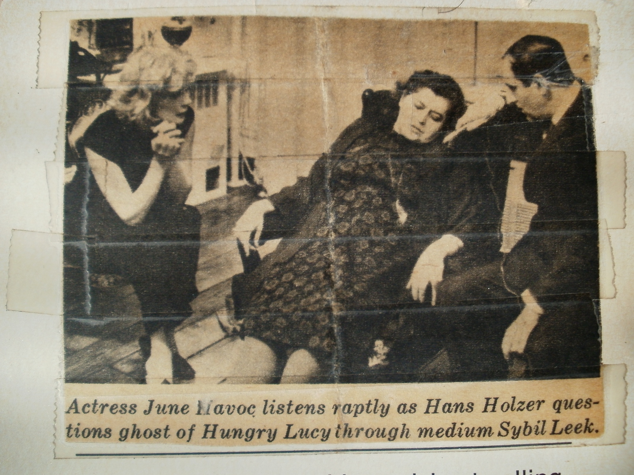 Hans Holzer et la médium britannique Sybil Leek interrogent le fantôme de Hungry Lucy à partir d'un cas avec l'actrice June Havoc. Photo courtoisie d'Alexandra Holzer.