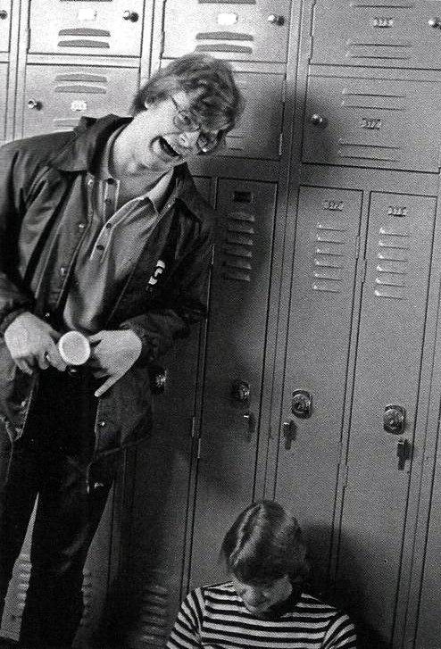 Jeffrey Dahmer au lycée de Revere en 1978. La photo ne laisse pas mentir les camarades de classe de Dahmer. Il semble faire une de ses imitations. Crédit image : Mon ami Dahmer.