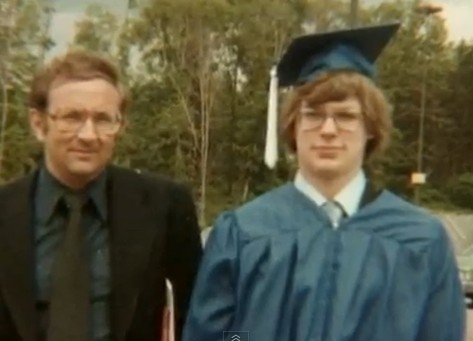 Lionel Dahmer et son fils Jeffrey Dahmer (18 ans) en 1978 lors de sa remise de diplôme au lycée de Revere. 14 jours après cette photo, Jeffrey Dahmer commettait son premier meurtre.