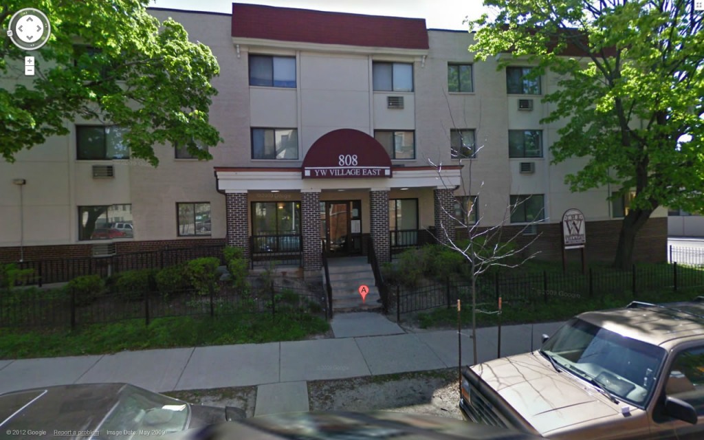 L'adresse : 24e rue nord, numéro 808 dans Avenues West, Milwaukee. Jeffrey Dahmer a loué un appartement dans cet immeuble après avoir quitté la maison de sa grand-mère après 6 ans, mais son séjour dans sa nouvelle maison n'a même pas duré un jour. Crédit photo : Google Street View.