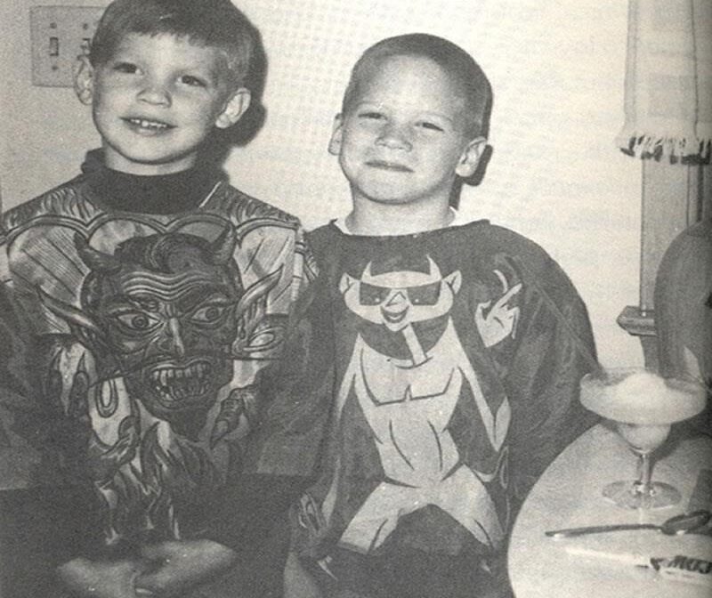 Jeffrey Dahmer et son ami d'enfance Lee. Photo prise lors de la fête d'Halloween de 1967. Tous deux sont vêtus de costumes représentant le diable. Crédit image : livre "L'histoire d'un père".