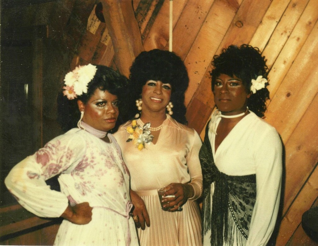 Josie Carter (au centre) aux côtés de deux autres drag queens au Phoenix.