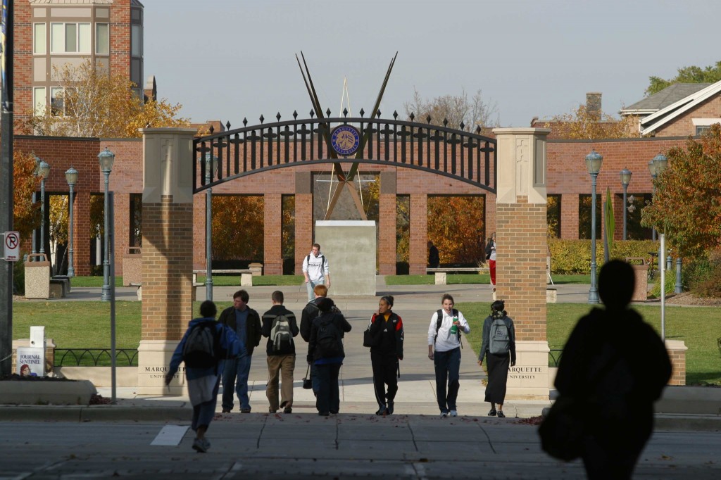 L'entrée principale de l'université Marquette, située au 1250 West Wisconsin Avenue dans le quartier des Avenues West.
