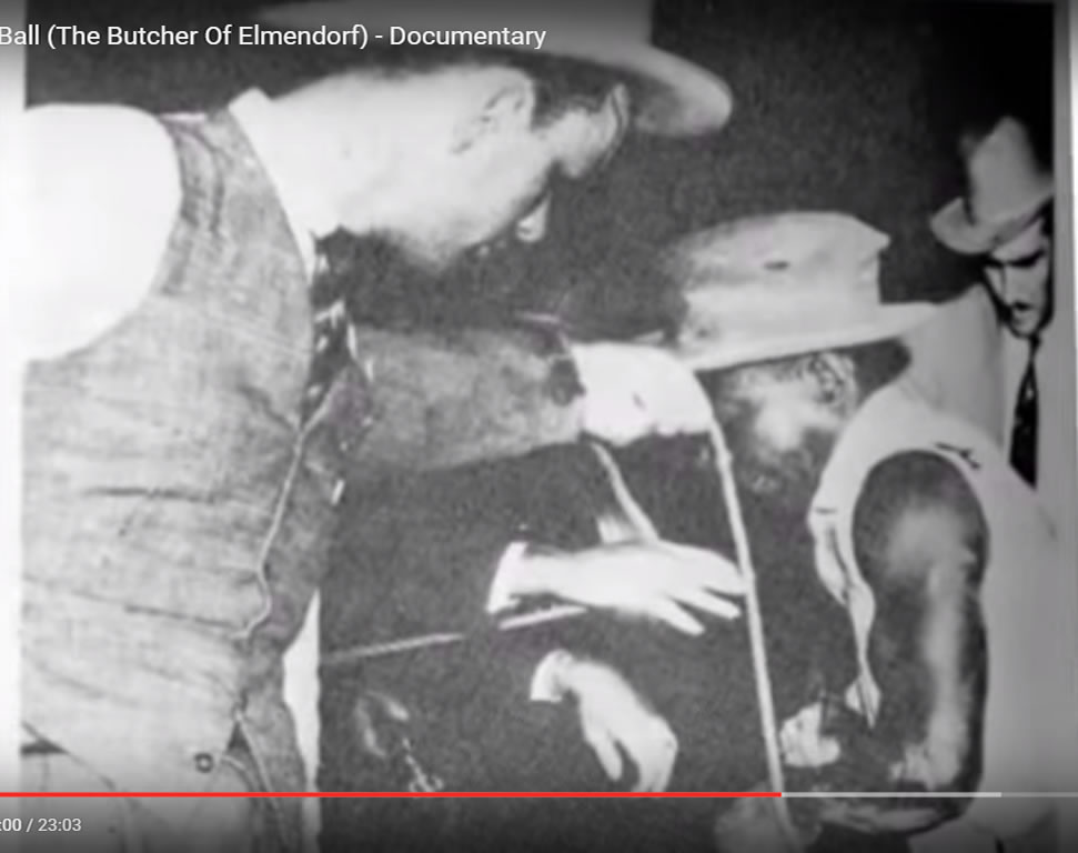 Clifton Wheeler pendant les enquêtes de police. Photo : Joe Ball Serial Killer Documentary.