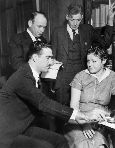 Des enquêteurs texans interrogent Dolores Ball, dont le mari Joe Ball fait l'objet d'une enquête pour avoir donné des corps humains à ses alligators. Date : 7 octobre 1938. San Diego, Californie. Photo : © Bettmann/CORBIS.