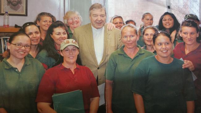Une photo datant de 2017 montre la "Hanna Lecter" australienne souriante en arrière-plan, la main gauche sur l'épaule du cardinal George Pell.