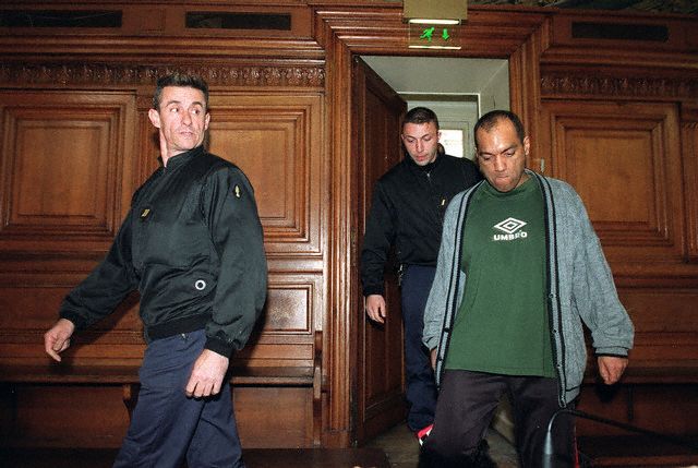 19 mars 2001. Guy Georges arrive au tribunal pour le début de son procès. Image Source : Corbis.