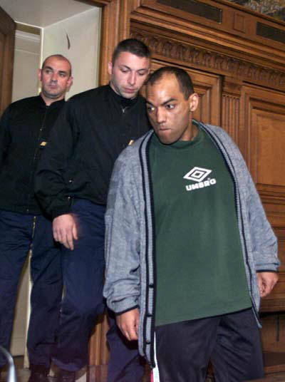Le tueur en série Guy Georges arrive pour son procès le 19 mars 2001.