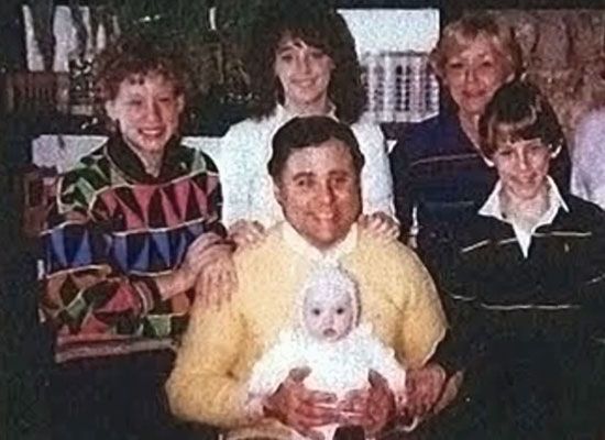 La photo de famille de John Edward Robinson, qui tient sur ses genoux la fille de Lisa Stasi, Tiffany.