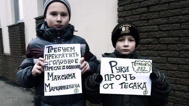 Des enfants tenant des pancartes demandant la libération de Tesak de prison.