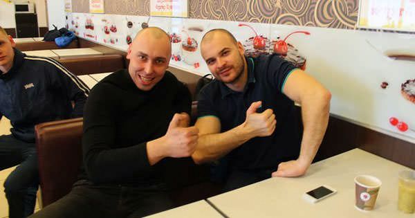 Tesak et ses compagnons de cellule. Les 3 hommes sont actuellement derrière les barreaux.