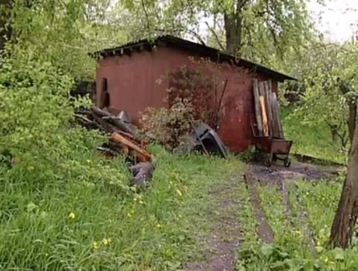 Sous le garage, Viktor Mokhov a construit un donjon où il gardait ses esclaves sexuelles.