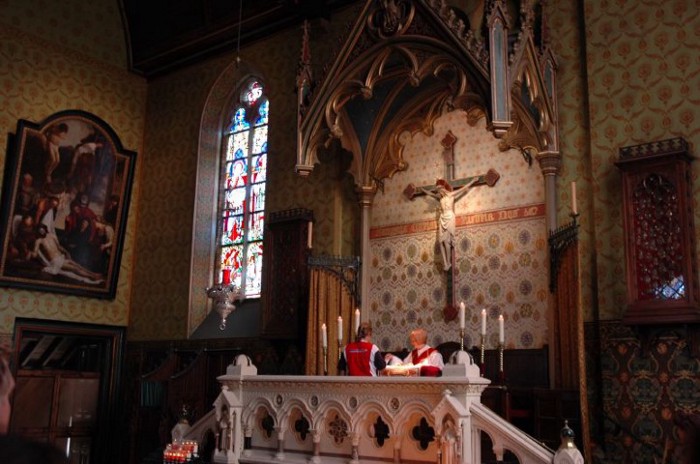 Autel latéral avec reliques du Saint-Sang, Basilique du Saint-Sang | Matt Hopkins, Flickr (CC BY-SA 2.0)