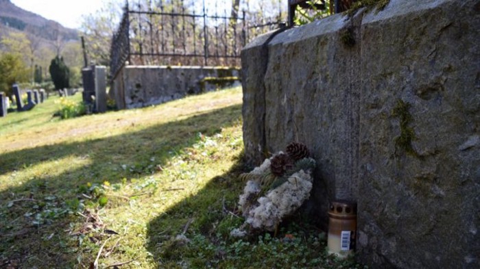 Tombe non marquée où est enterré le corps de la femme d'Isdal. Le site est marqué par une petite couronne et une bougie.