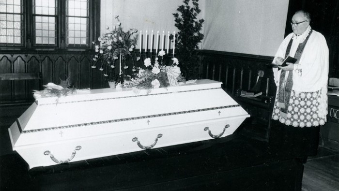 La police décide d'organiser des funérailles catholiques pour la femme d'Isdal - peut-être une indication de l'endroit d'où ils pensent qu'elle venait. La cérémonie est dirigée par le prêtre catholique de la paroisse, Franz Josef Fischedick. | Photo de la police de Bergen