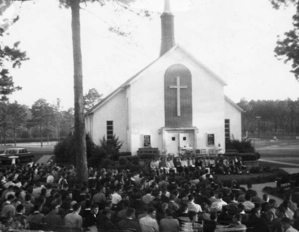 Un événement religieux en plein air à l'école Arthur G. Dozier pour garçons à Marianna, vers les années 1950. Bibliothèque et archives de l'État de Floride