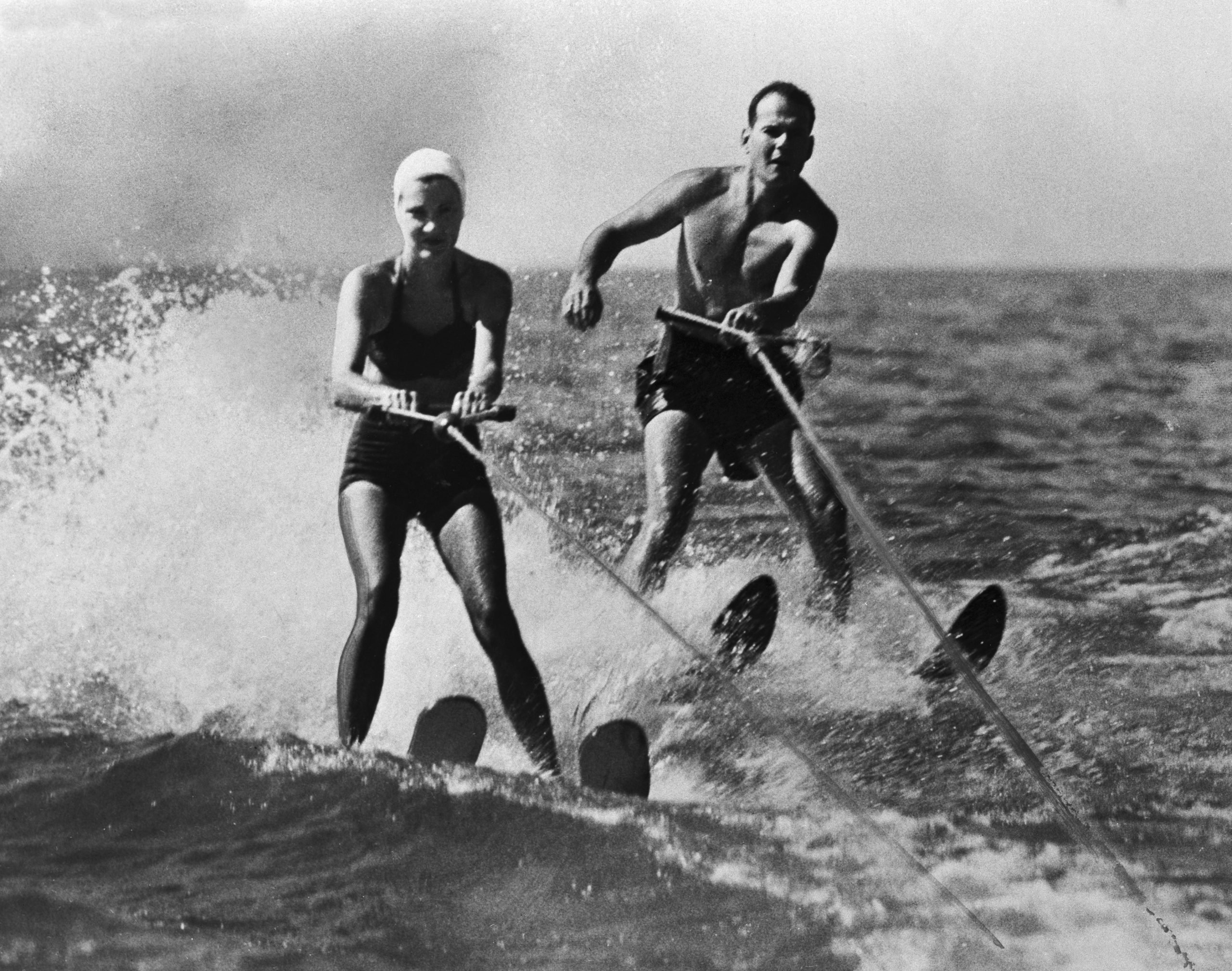 Le Dr Sam Sheppard et sa femme Marilyn font du ski nautique sur une photo non datée. Les soupçons se sont portés sur Sam peu après le meurtre de Marilyn en 1954.