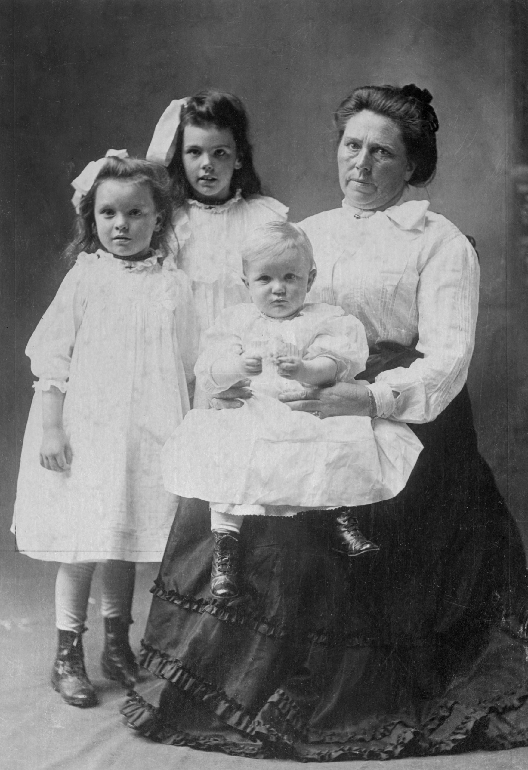 La meurtrière présumée Belle Gunness avec ses enfants Lucy Sorensen, Myrtle Sorensen et Philip Gunness en 1904.
