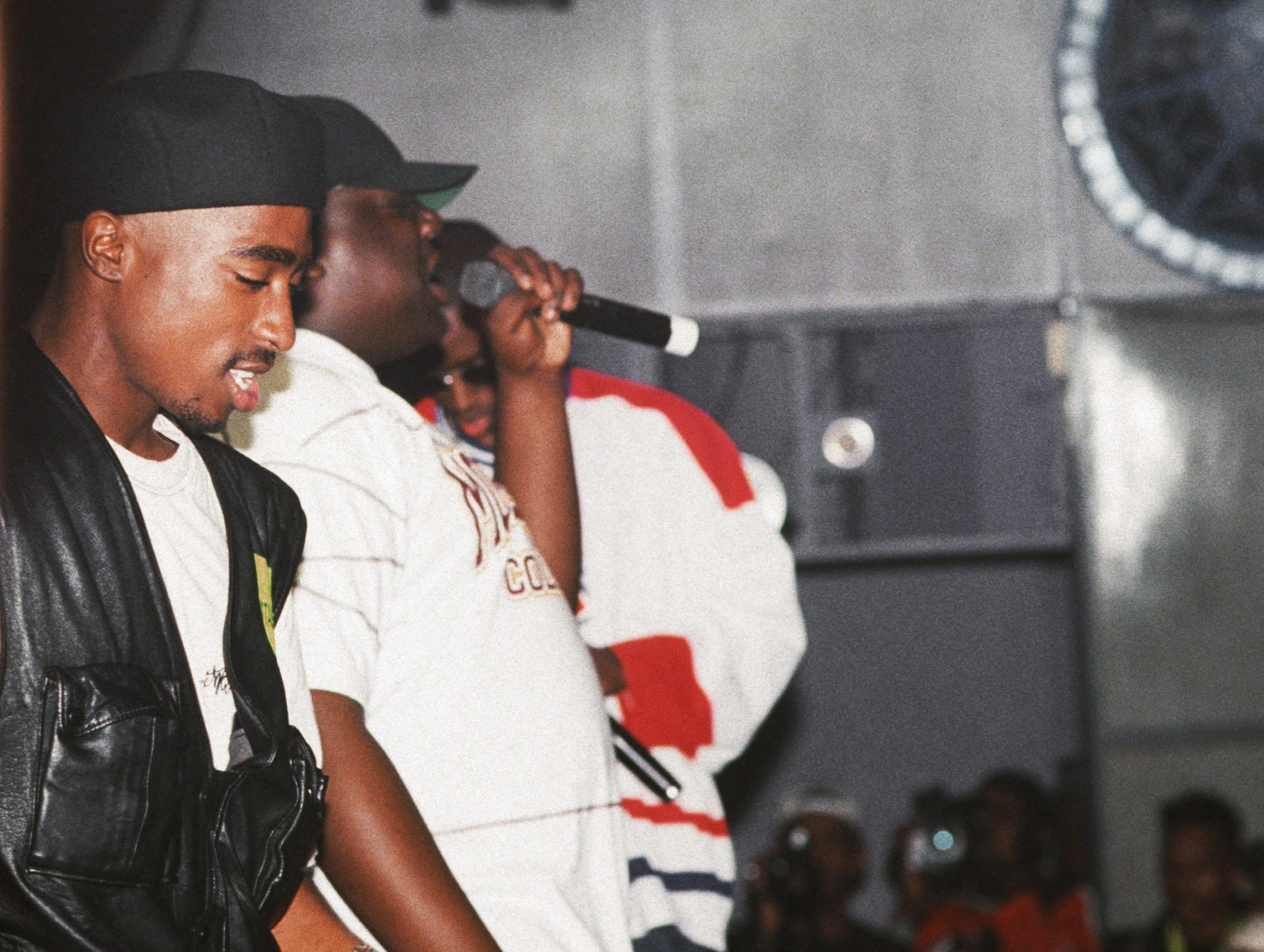 Les rappeurs Tupac Shakur, The Notorious B.I.G. aka Biggie Smalls se produisent sur scène au Palladium le 23 juillet 1993 à New York, New York.