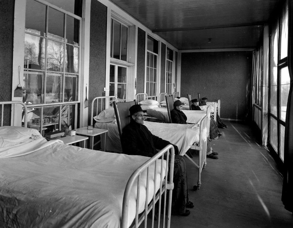 Waverly Hills Sanatorium, Kentucky, USA (Patients) | Image via by The Owl / University of Louisville Libraries