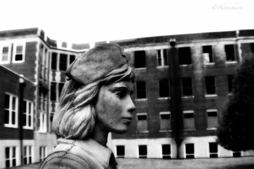 Sanatorium de Waverly Hills, Kentucky, USA (statue d'infirmière en ciment)